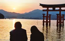 sunset-at-the-sea-gate,-Hiroshima