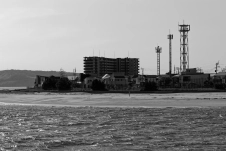 antenna-towers-behind-an-apartment-building