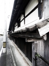 detail-of-an-old-building-in-karatsu