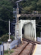 short-train-bridge-in-Takao