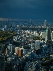 shinjuku-cityscape-in-a-rainy-golden-hour
