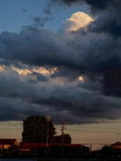 clouds-gather-in-the-evening
