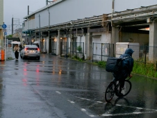 cycle-delivery-in-the-rain