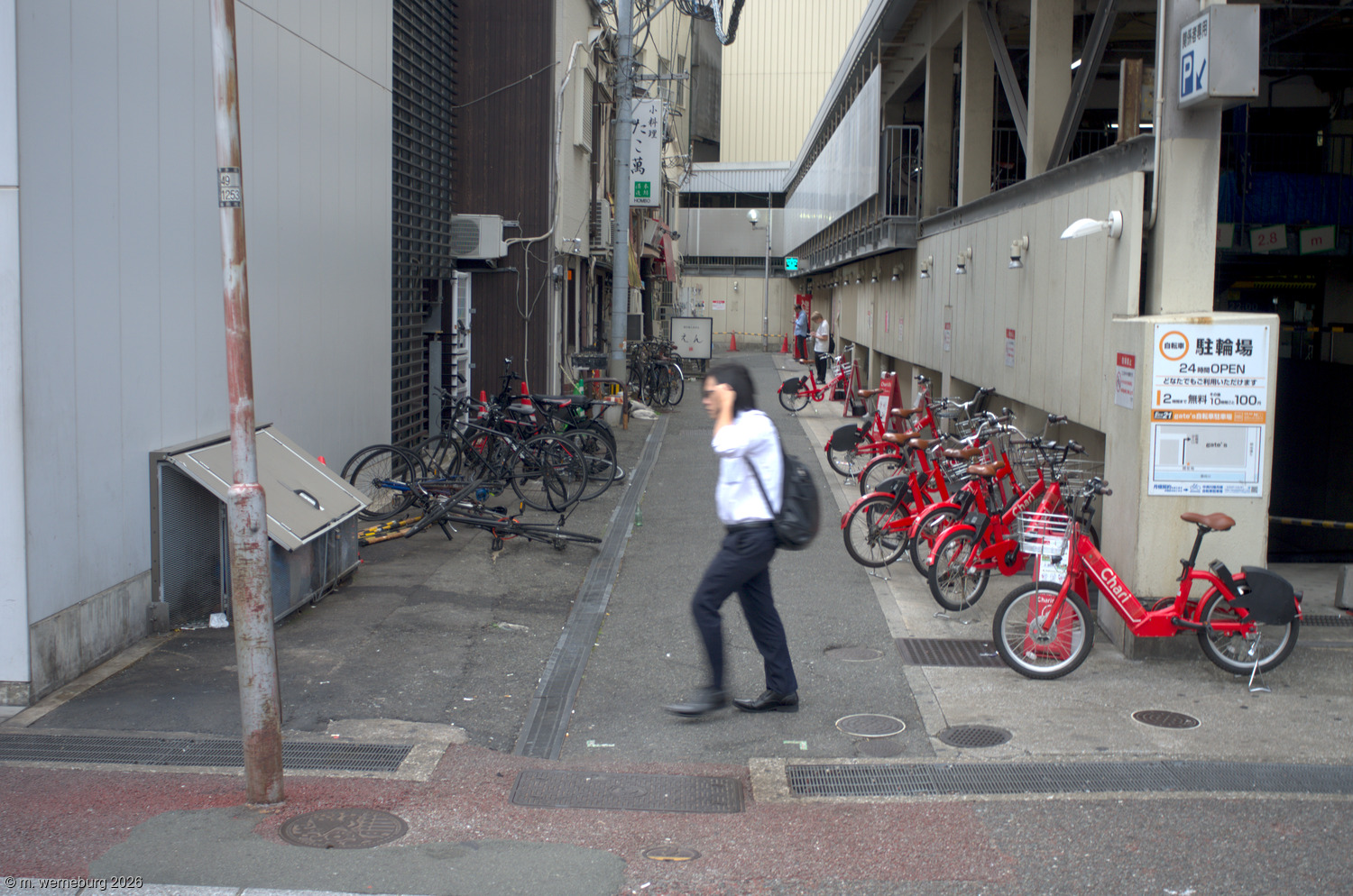 red bikes, black bikes